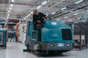 Industriële reiniging uitbesteden - gespecialiseerd vloeronderhoud - Cleaning Masters