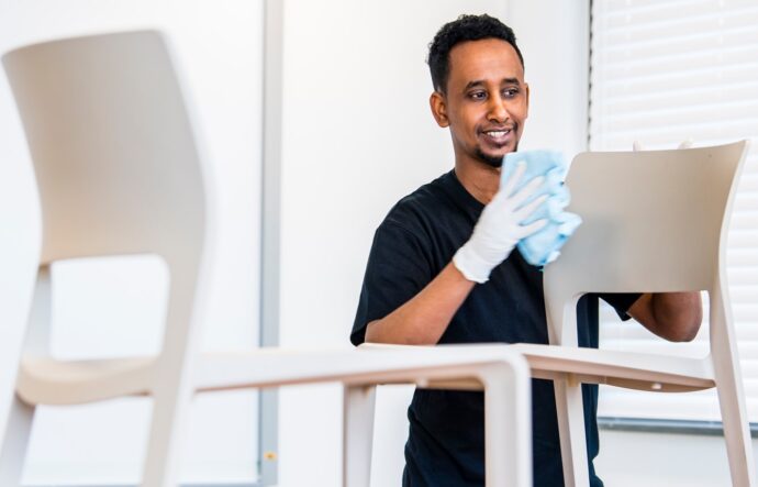 Poetsen in scholen - onderhoud schoolgebouwen - stoelen poetsen - Cleaning Masters - Multi Masters Group