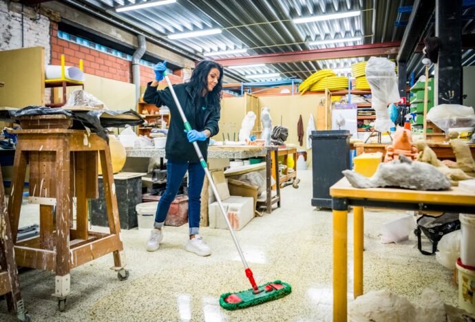 schoonmaak na renovatie - moppen - Cleaning Masters - Multi Masters Group